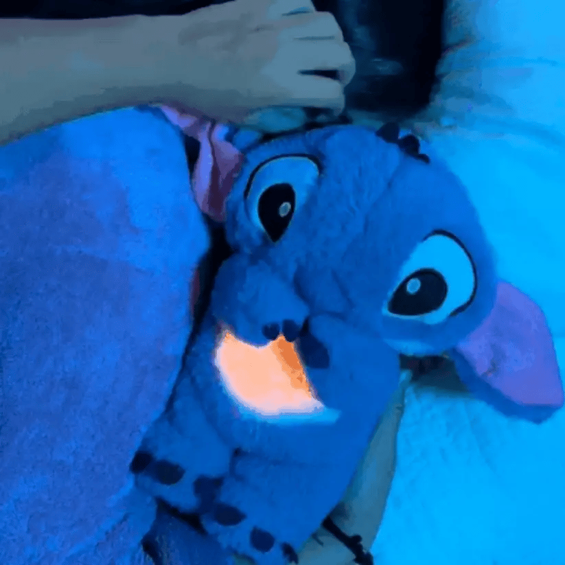 Charger la vidéo : &lt;p&gt;Avec son ventre qui s&#39;illumine lorsqu&#39;il respire, sa texture douce et ses oreilles rigolotes, cette peluche est parfaite pour se détendre et égayer votre journée.&lt;/p&gt;